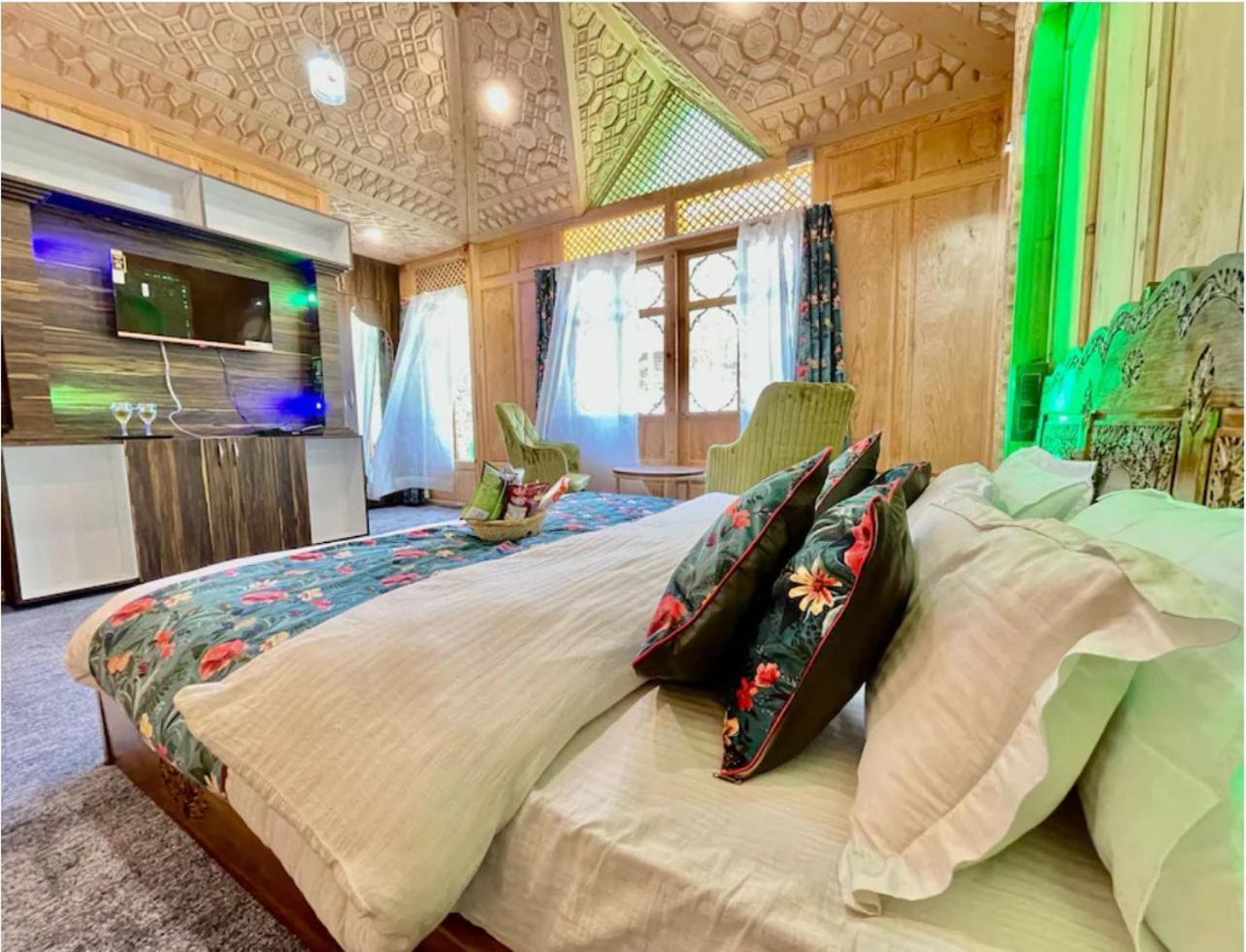 Floating Luxury Group Of Houseboats Otel Srīnagar Dış mekan fotoğraf